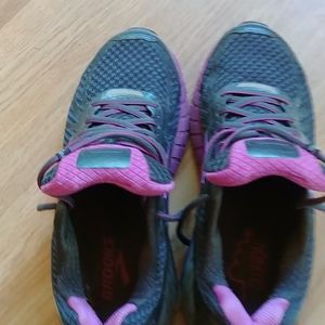 Brooks tennis shoes